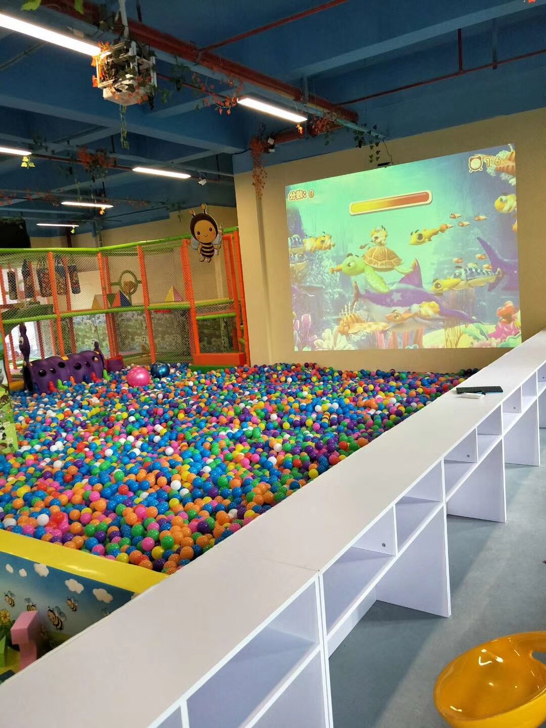 Theme Park Interactive Floor Projection Game Motion Throwing Ball For Kids / Indoor Soft Playground